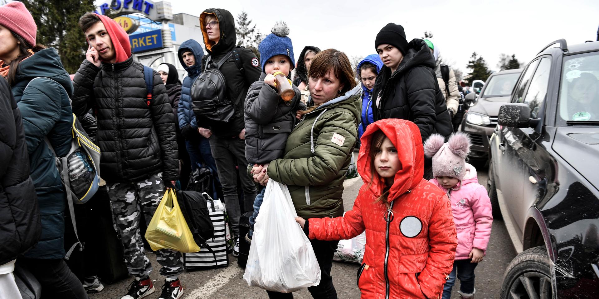 Flyktingströmmar från Ukraina. Nu kan de som vill hjälpa till registrera sig på Kungälvs kommuns hemsida. 