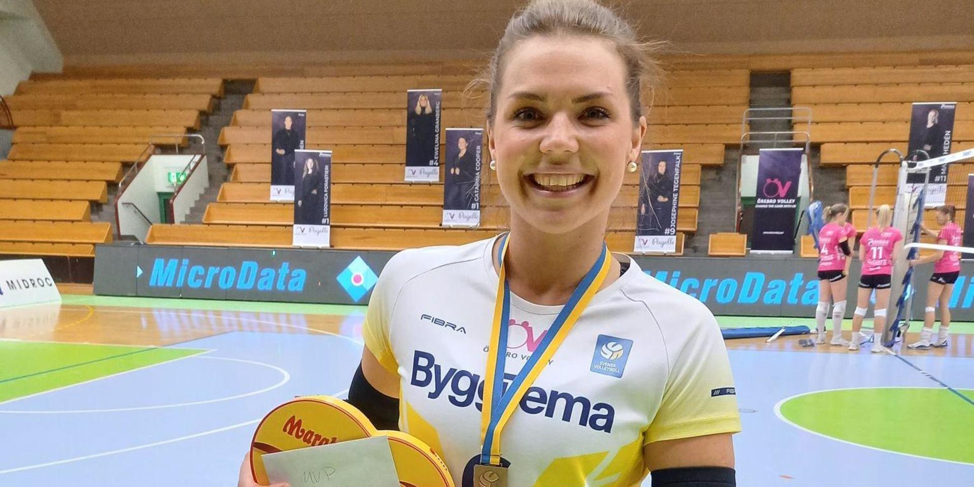 Sofie Sjöberg firar SM-bronset med Örebro volley. Nu väntar EM-kvar med landslaget.