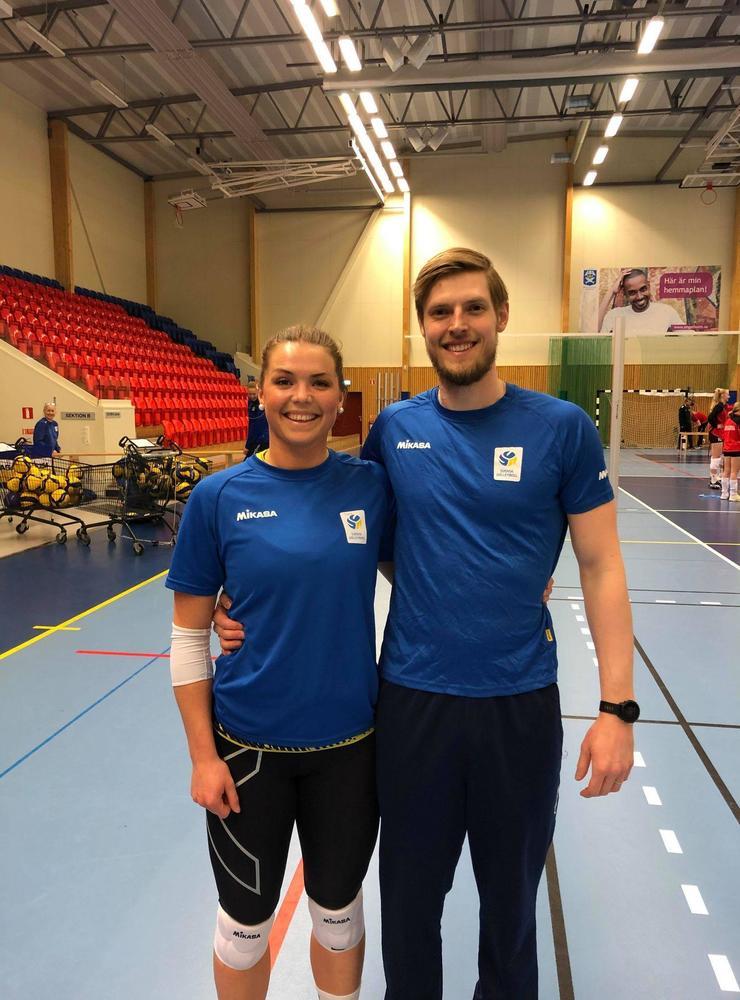 Sofie Sjöberg och Victor Alexandersson har vuxit upp tillsammans på volleybollplan i Kungälv. De har varit runt på helt olika håll, men återförenades genom svenska damlandslaget. Sofie som libero, Victor som assisterande coach och team manager.