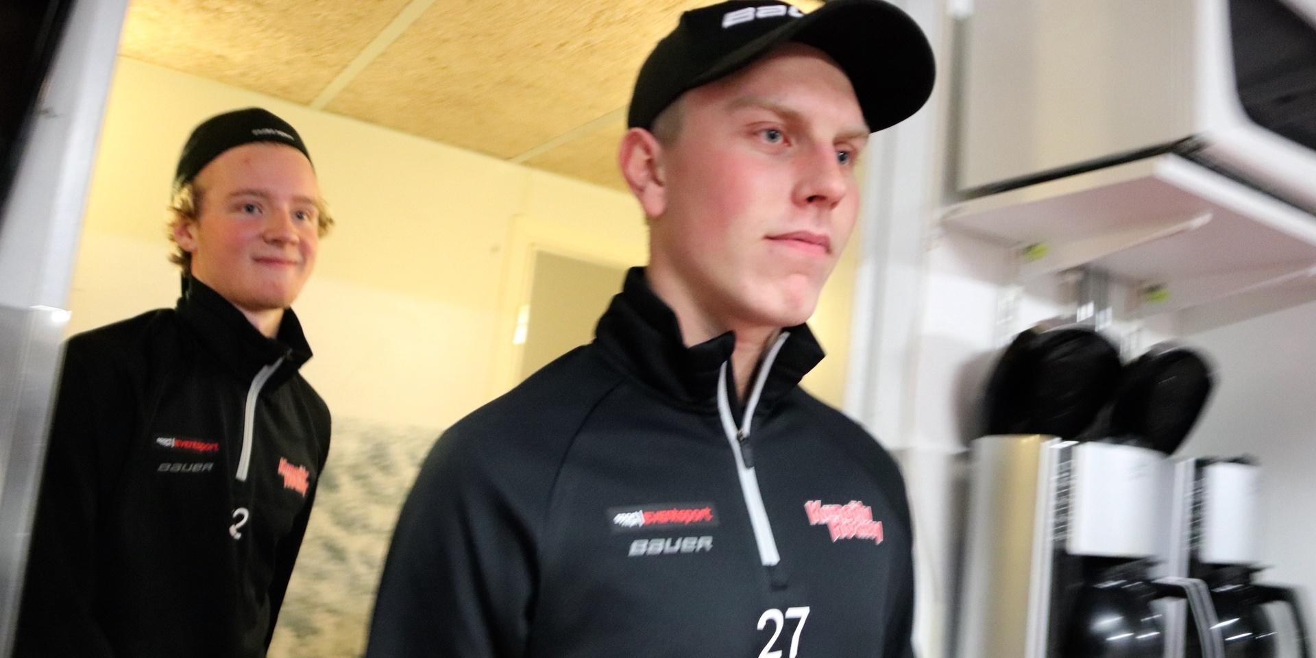KIK-sönerna Isac Tonsjö och Hannes Asp vandrar in i Oasens omklädningsrum efter tre respektive fyra år i elitklubbar.