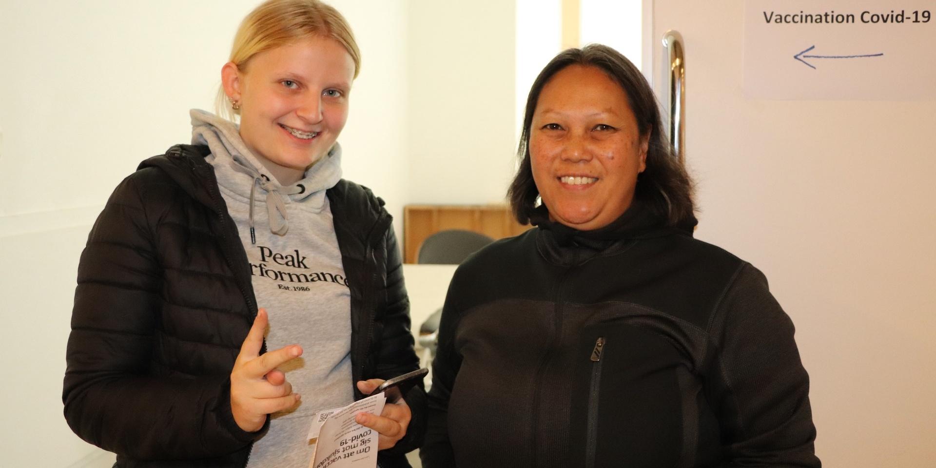Så nöjd! Sofie Jardestedt, 17, övervann sin rädsla på sprutor och vaccinerade sig. Mimmi Granaas följde med som stöd. 