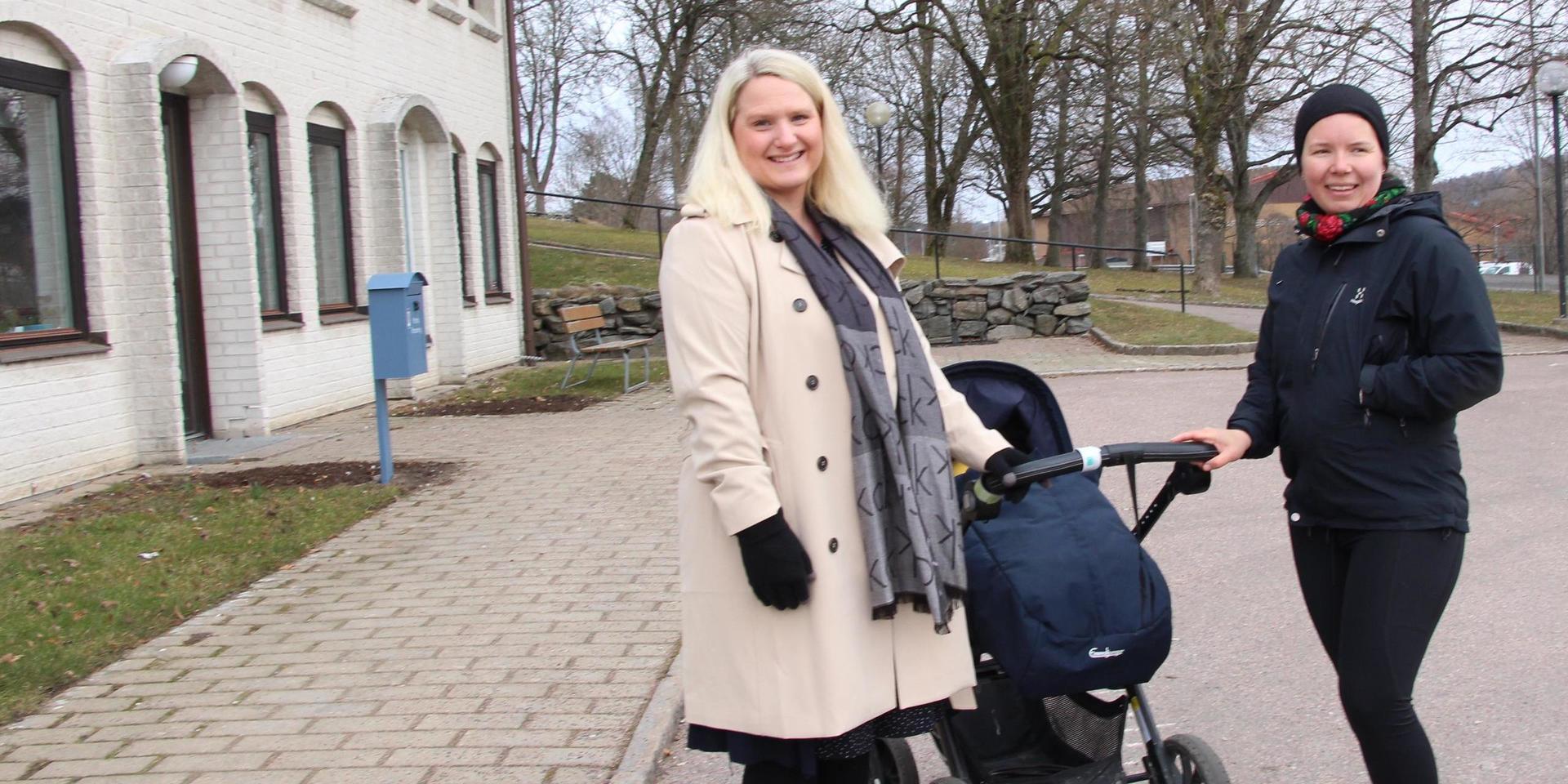 ”Jättekul att det händer något”, tycker Hanna Eriksson med dottern Rut. Båda tog en barnvagnspromenad runt Ytterby med familjediakonen Elisabet De Bernardi.