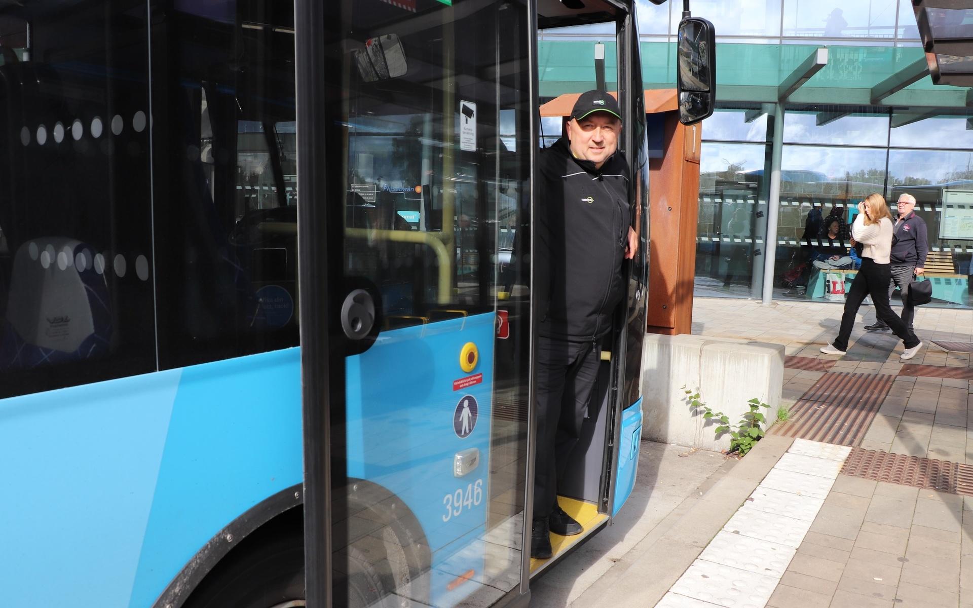 Busschauffören Björn Niklasson märker inte så stor skillnad sedan restriktionerna slopades.
