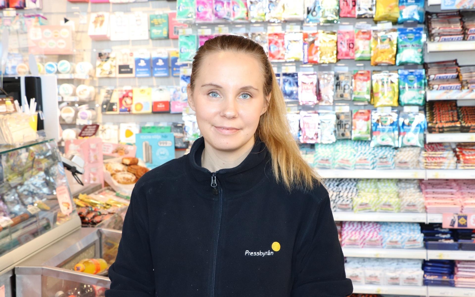 Hanna Fahlander driver Pressbyrån inne på resecentrum i Kungälv. Hon tänker att fortsätta att tänka på kundernas säkerhet.