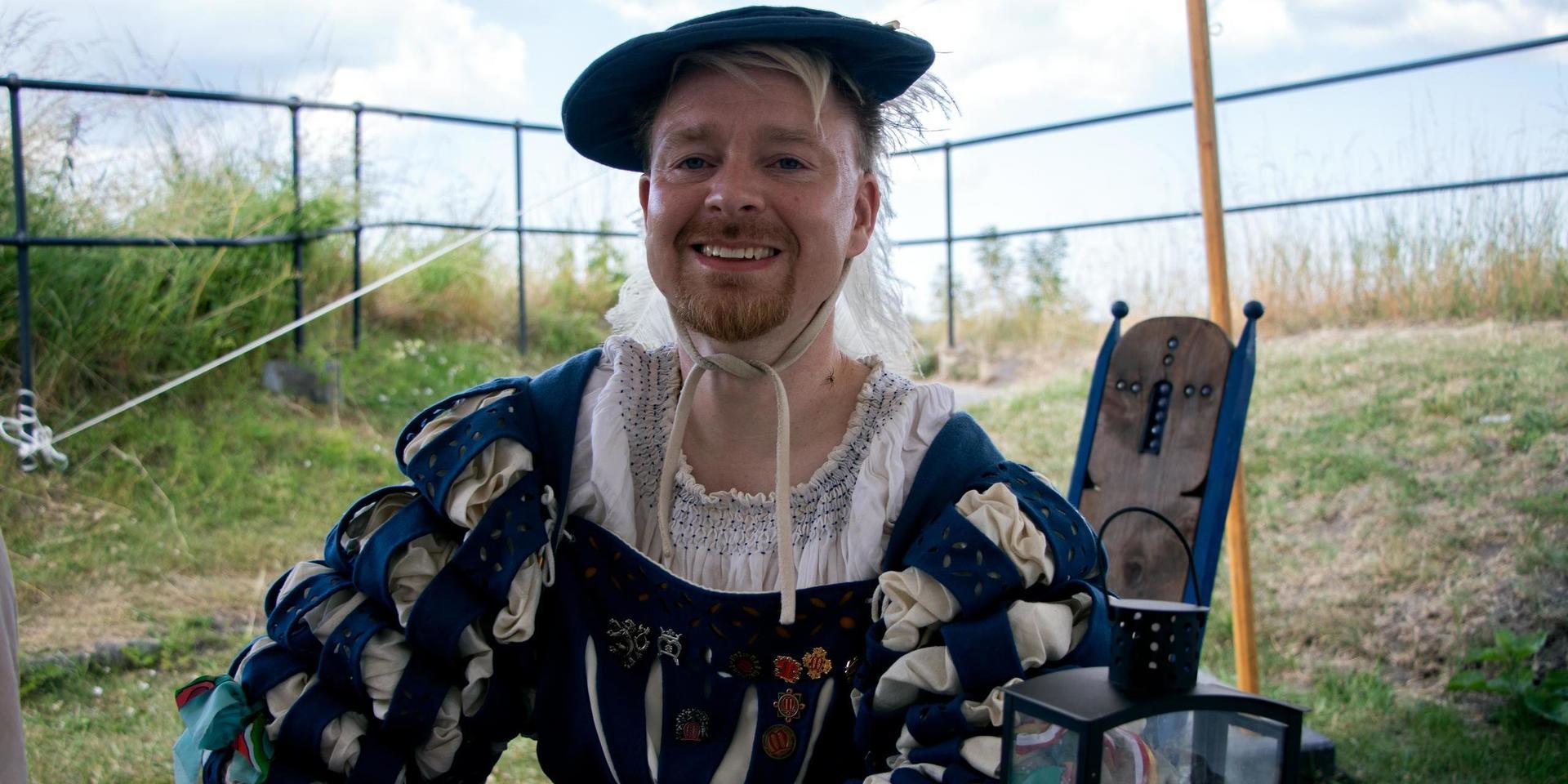 Fredrik Andersson från Proknekt i färgglada 1500-tals kläder. 