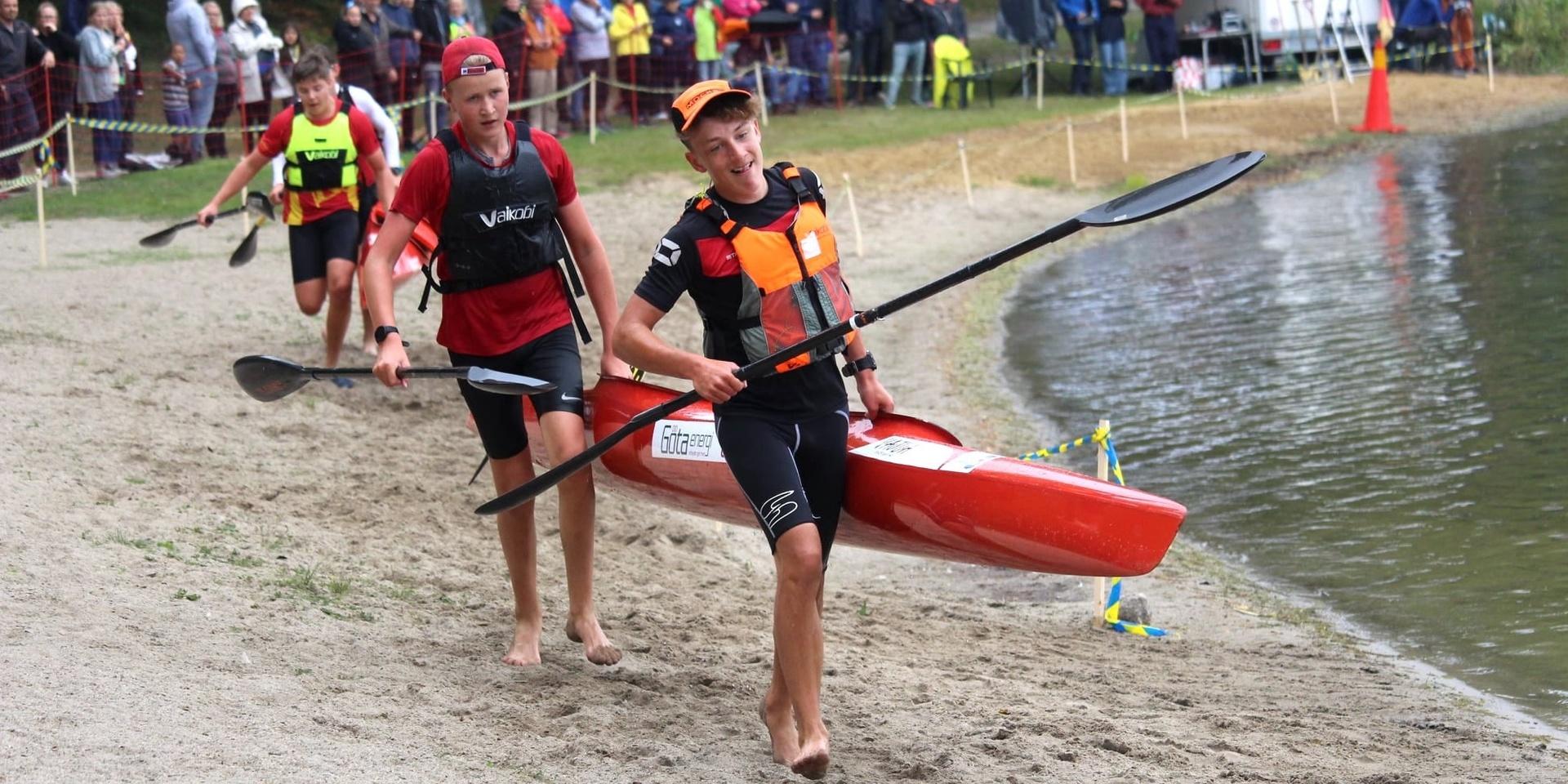 William Falkenström och Storm Sivebrant från Kungälvs kanotklubb i ett av många lyft under maraton-SM. De vann H14 i shorttrack,