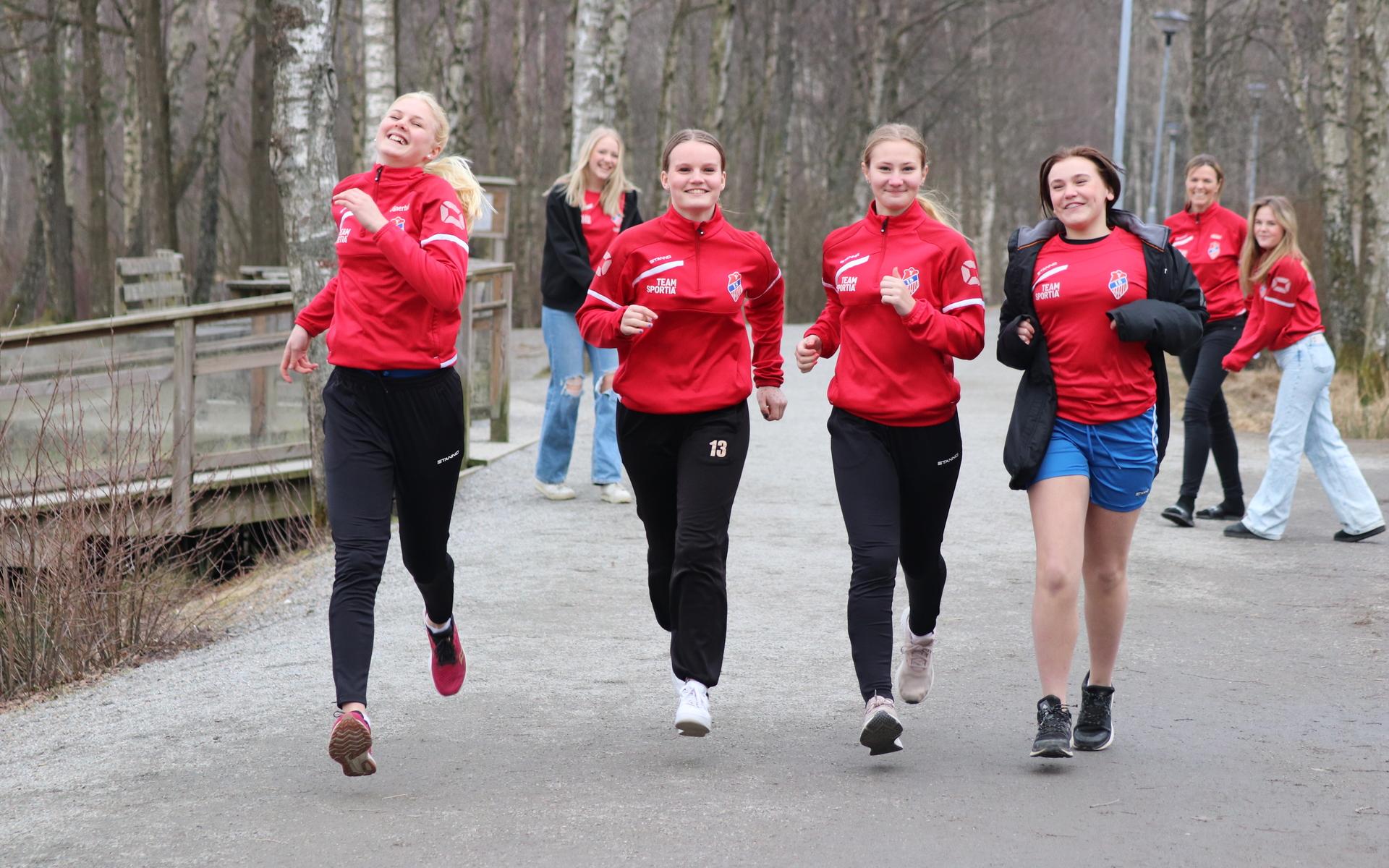 Ruth Vänerhall, Majken Edberg, Lea Nyström och Bella Johansson springer runt Svarte Mosse. Kamraterna från Ytterby IS F08 Sara Möller, Karin Möller (skymd) och Lilly Lipic Hopmoen hejar på.