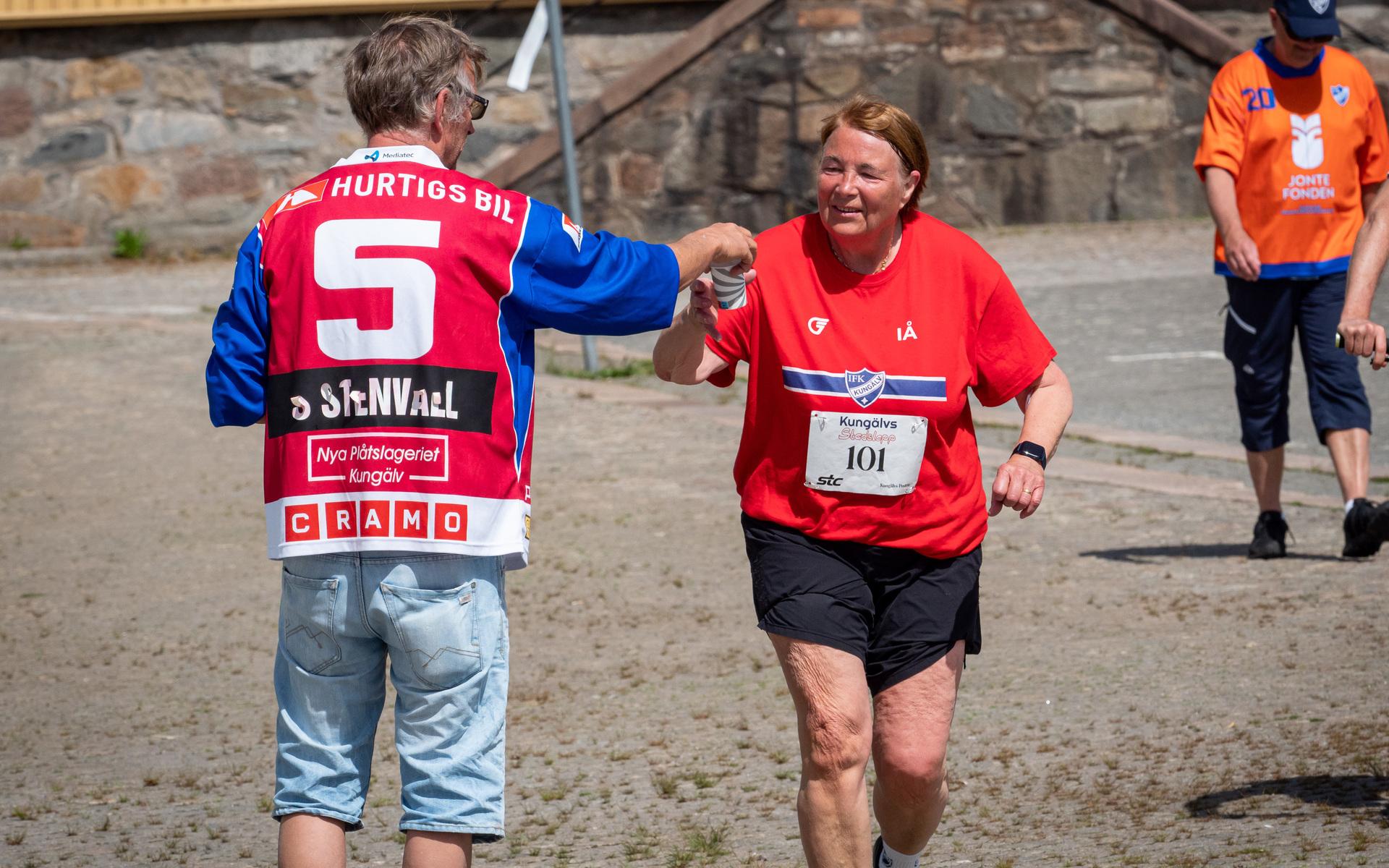 Inger Åhman kämpar på Västra gatan under 5 kilometersloppet.