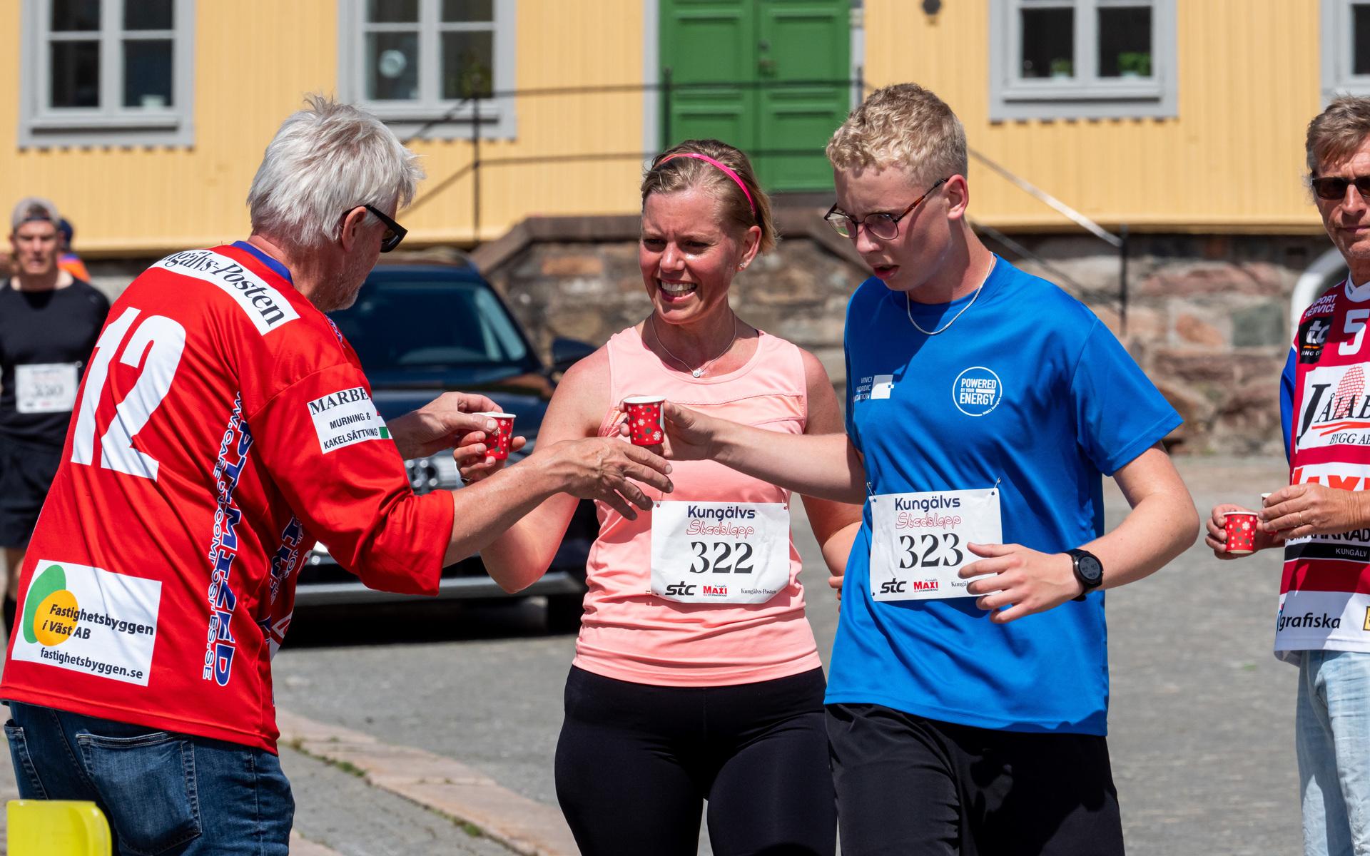 Sara Ryberg Alfredsson och Rasmus Landin vid vätskekontrollen.