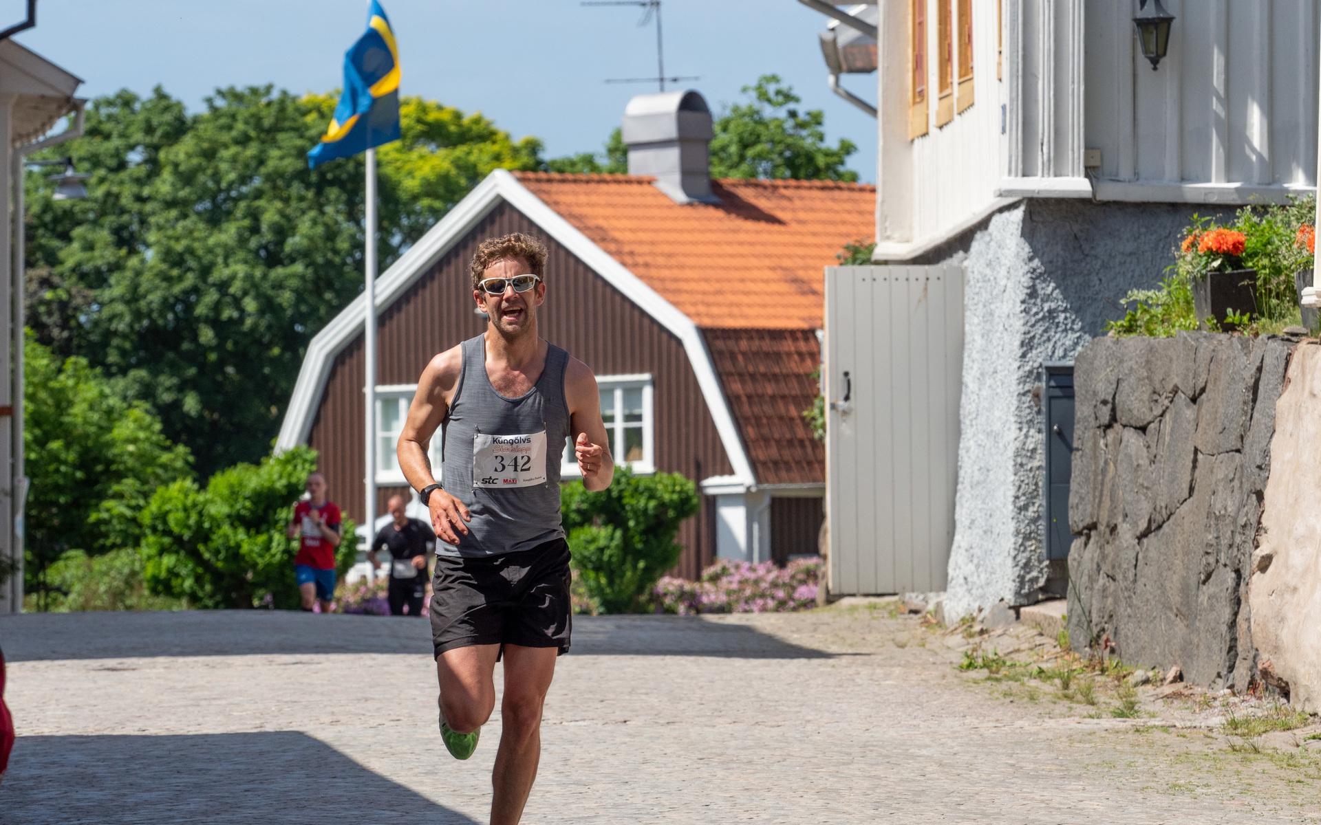 Lukas Josefsson från Team Ninja löper fint i värmen på Västra gatan.