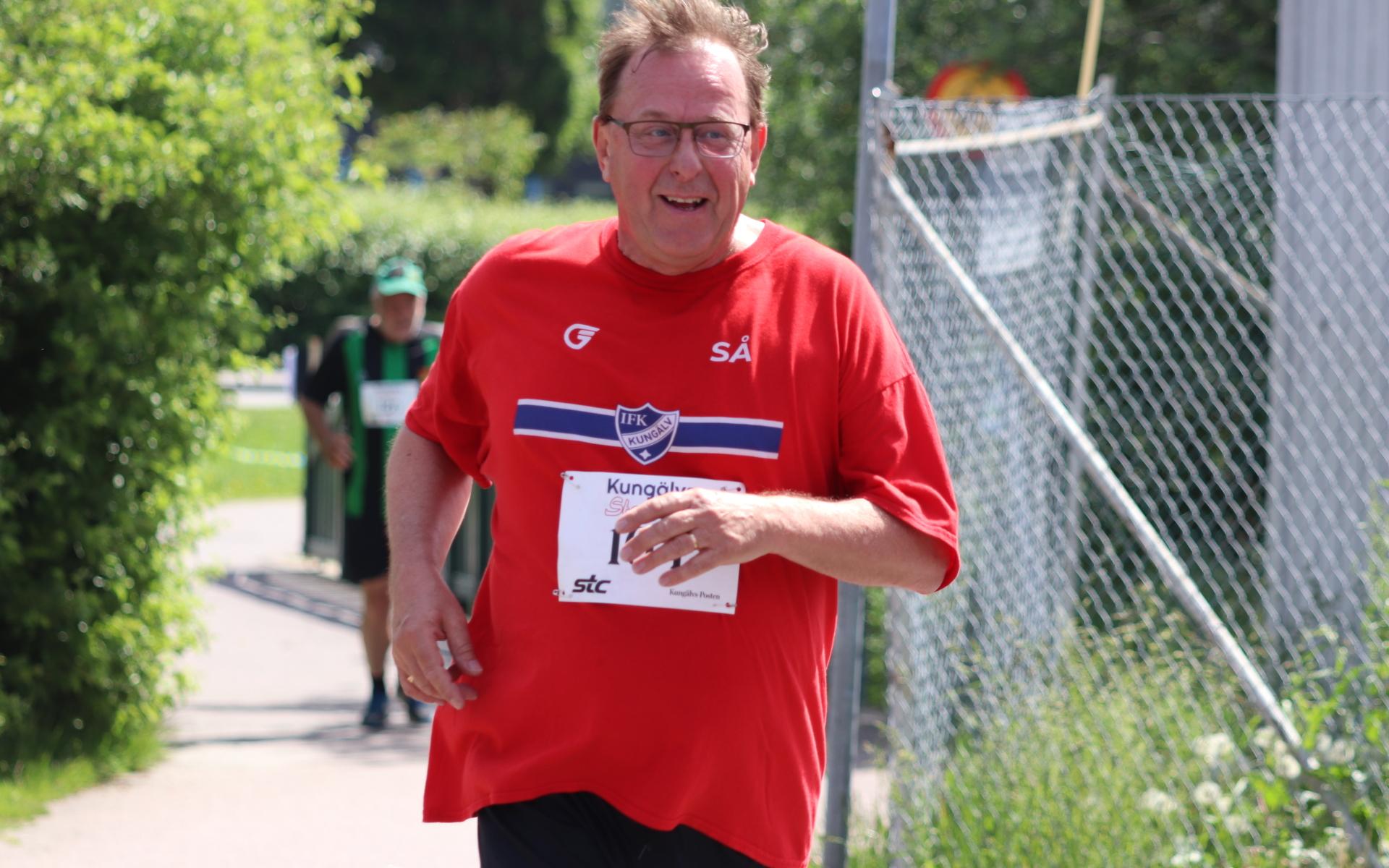 IFK Kungälvs starke man Stefan Åhman växlar upp i spurten på femkilometaren.