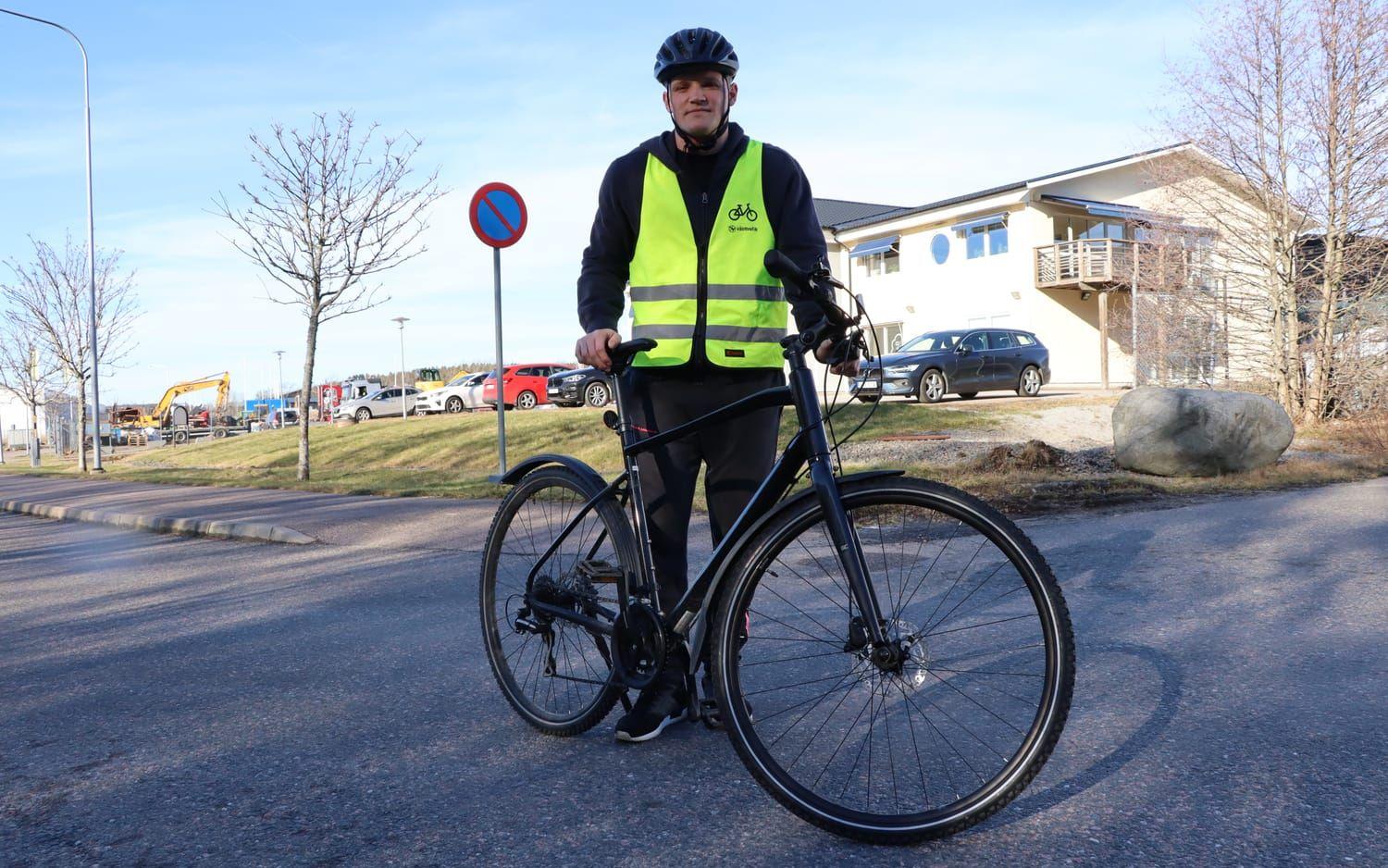 Hela vintern har Jesper Skog cyklat till och från jobbet. Det har gått bättre än han trodde. Men utan dubbdäck hade han trillat i backen, tror han.