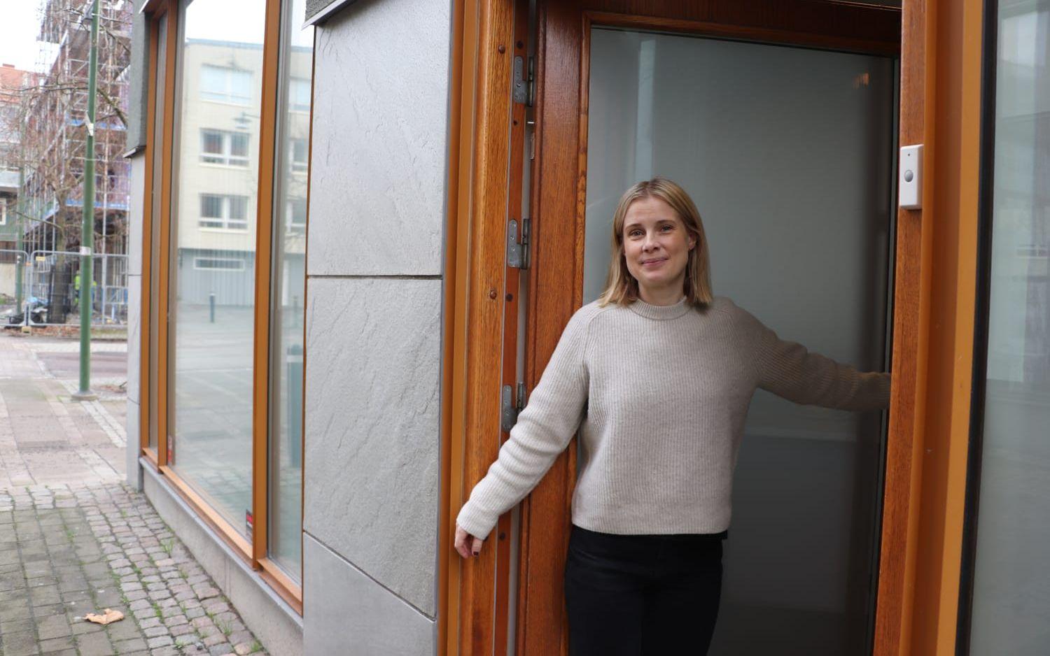 Martina Ek, produktutvecklingschef på Göteborgs kex, välkomnar in i provbageriet. 