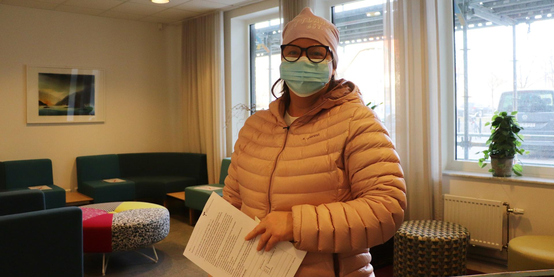 Lena Ytterbom tycker hon tar ett ansvar genom att vaccinera sig. 