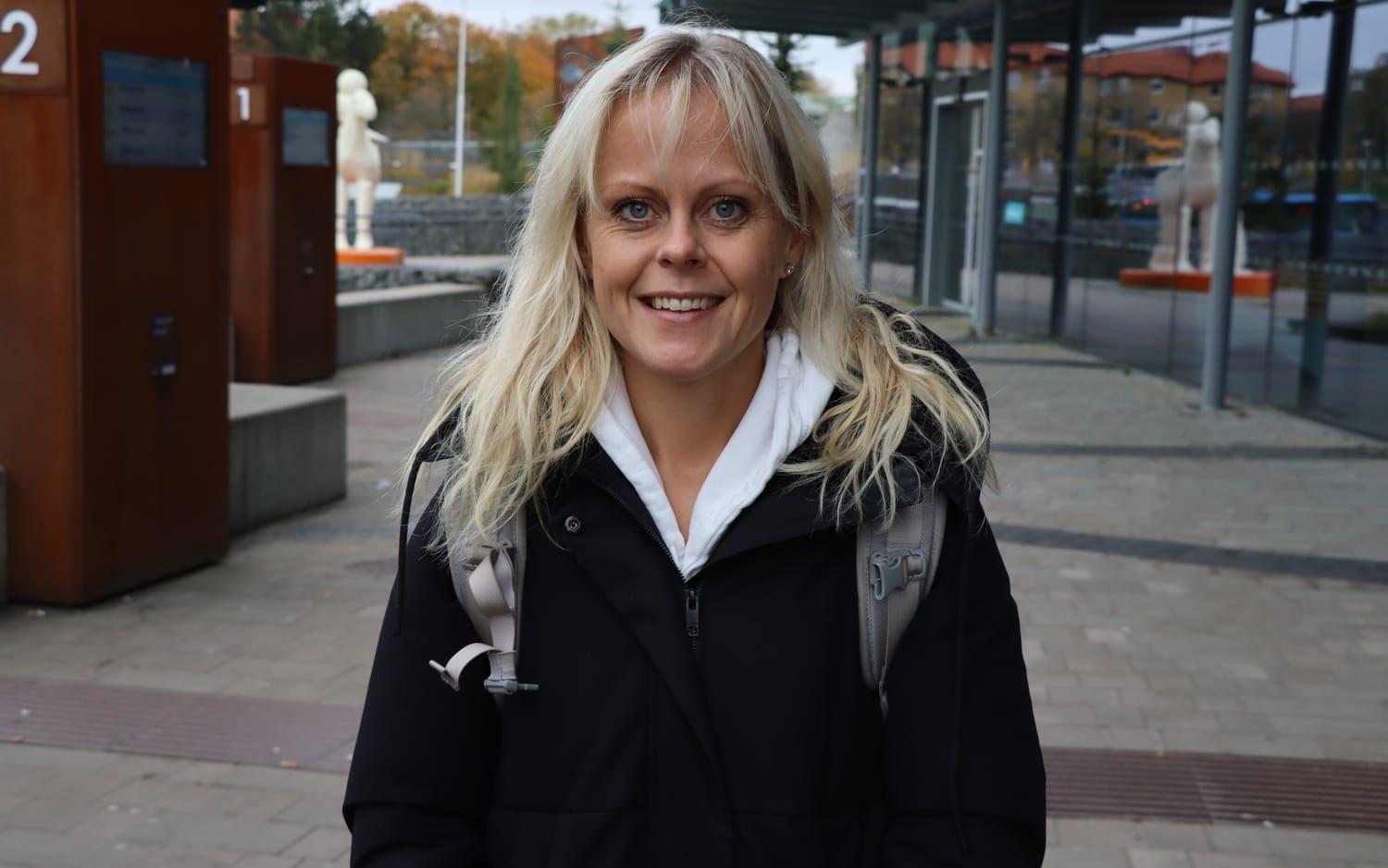 Ida Johansen reser med månadskort till jobbet på Stigs center. Nu blir kortet billigare