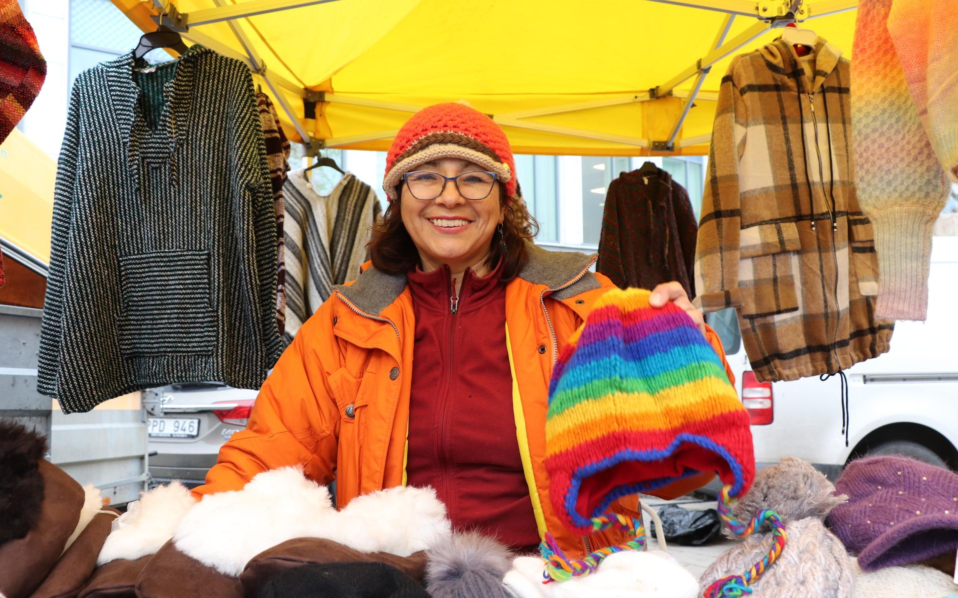 Sara Schneider har specialiserat sig på mössor och hattar från Peru. Det är första gången hon är knalle på marknaden i Kungälv.