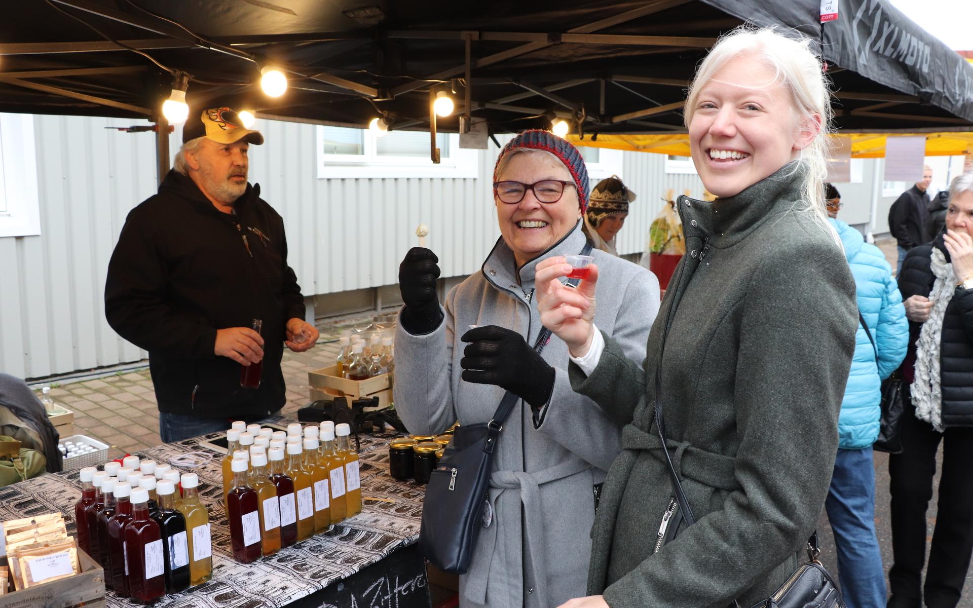 Britt-Inger Carlsson och barnbarnet Elisabeth Stahre brukar besöka marknaden tillsammans. Här provsmakar de vaktelägg och drickbar vinäger.