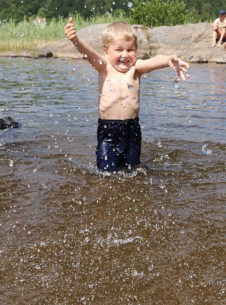 Min systerson Mattis, snart 4 år, som också går under namnet rövarhövdningen. Bilden är tagen vid Romesjön 3 juli. Bild: Johanna Ringström