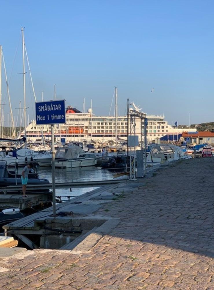 Ont om gästplatser i hamnen…..Han får bara stanna 1 timme! Bild: Johan Widerberg