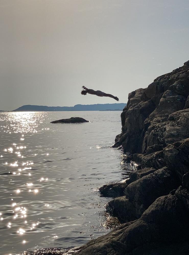 Bilden är tagen 14/7-21 och det är yngste sonen, Malte Birath som gör första dyket för sommaren på Lammholmen (Älgöns naturreservat). Bild:Lisbeth Birath.