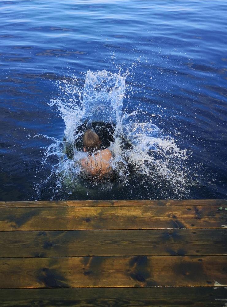 Fotat i rätt sekund.Viking hoppar ned i vattnet i Ingetorp. Bild: Ingegerd Sällström 