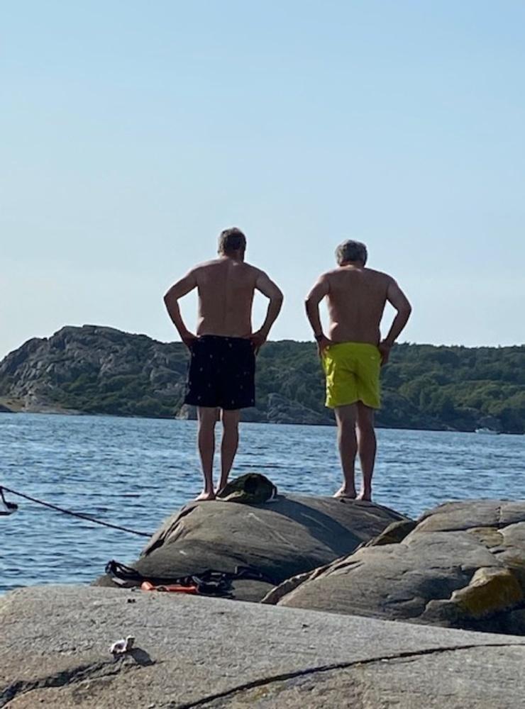 Ska vi hoppa i eller inte… En varm skön dag den 21 juli på Hättan. Bild: Kerstin Blom, Lycke
