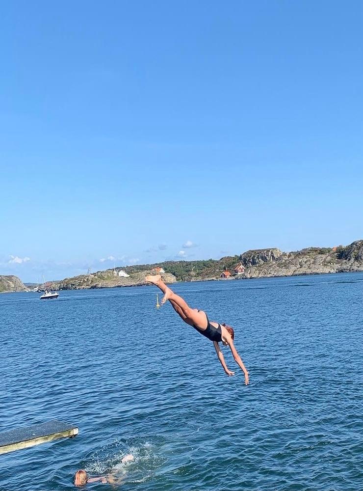 Ett av sommarens sista dyk av dottern Alma, 13 år, på Marstrandsön från trampolin, 5 augusti.  Bild: Kalle Olsson