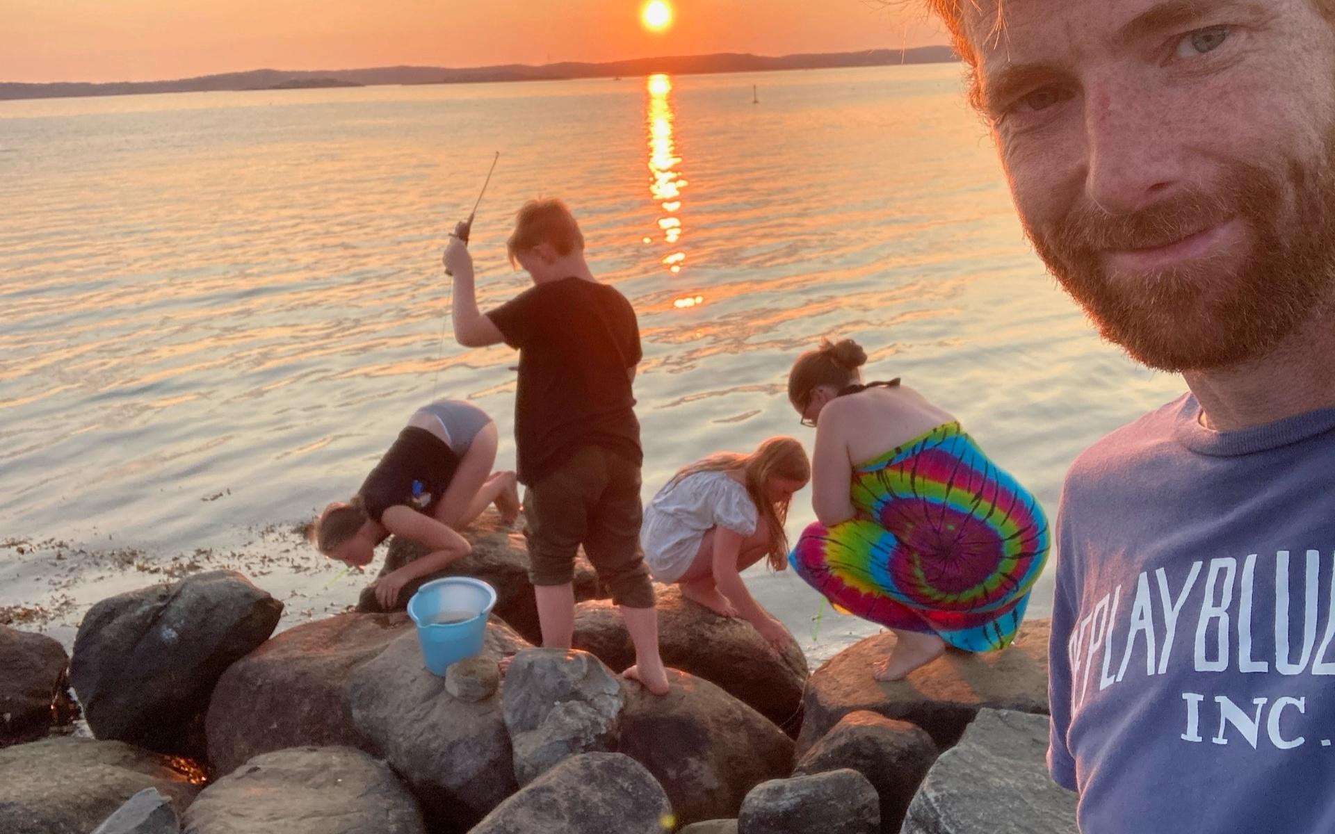 Krabbfiske i solnedgång med familjen Cyrillus i Aröd. Iris, Arvid, Ida, Karin &amp; Andreas. Bild: Andreas Cyrillus