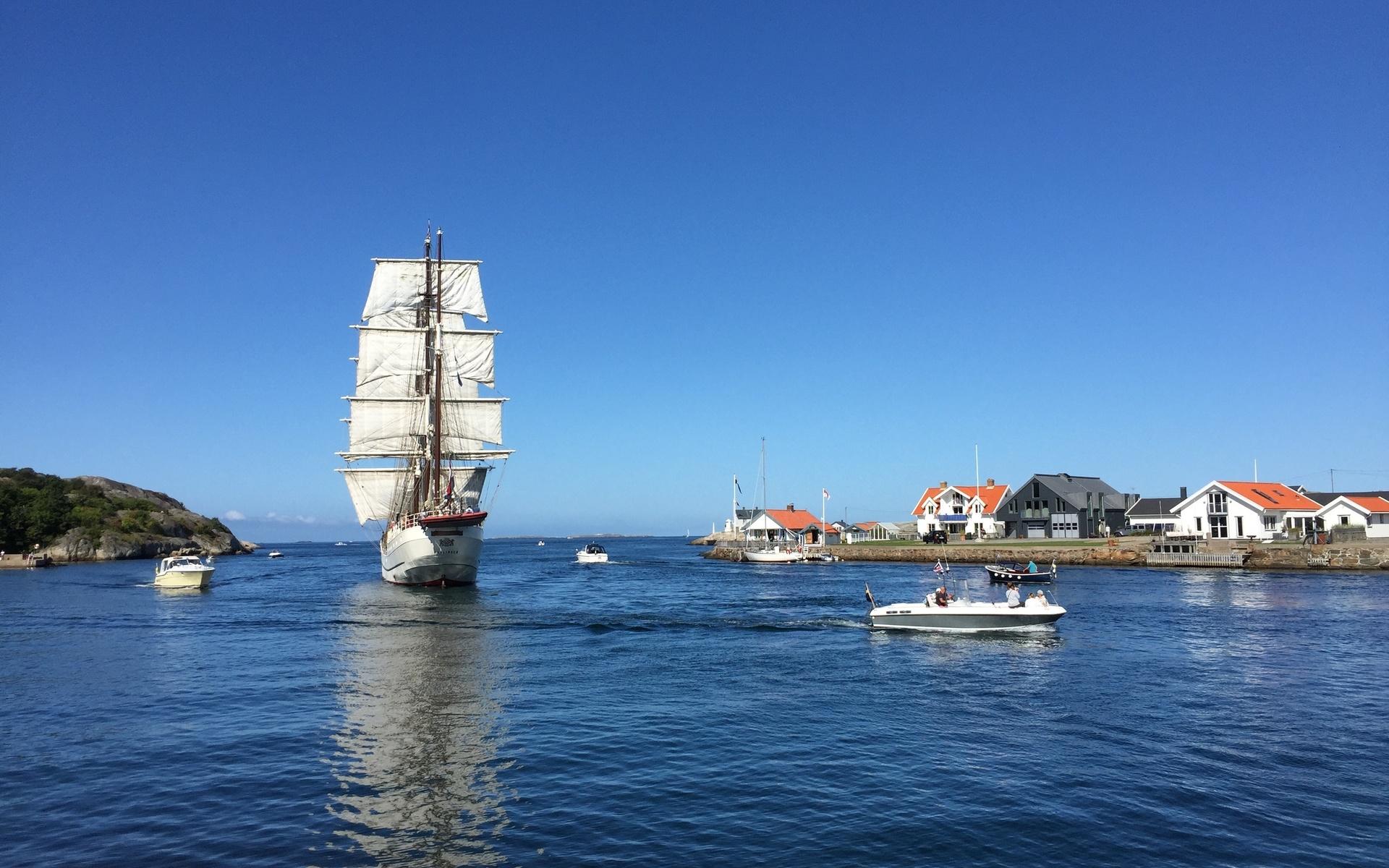 Segelfartyg glider genom Marstrand och ut i Norra inloppet, lördag 21/8.Foto: Lullan Backman