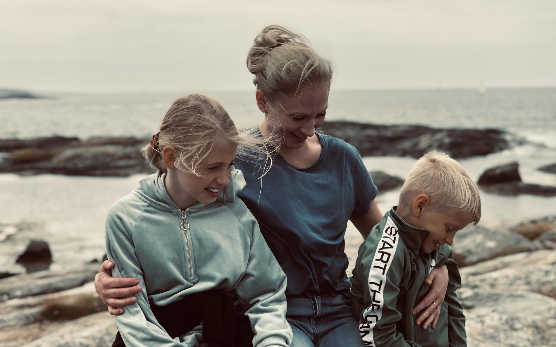 Kristin Andersson och hennes barn vid Skallens fyr på Marstrand den 27 juni. Bild: Karin Almeström 
