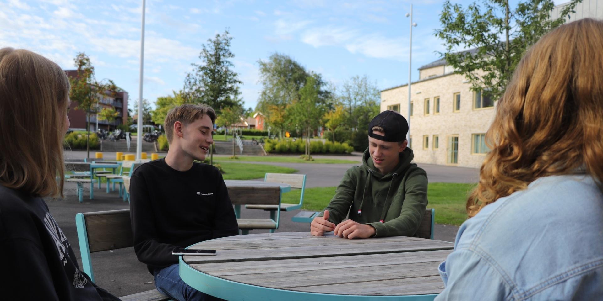 Olle Andersson, till vänster i bild, beskrev sin höst med två ord: Nationella prov. 