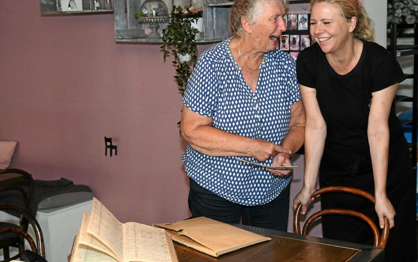 Inga Olsson vet en hel del om Västra gatan 80 där hennes mans släkt har sin historia. Marie Svantesson driver Café Nyfiken i huset. Foto: Charlotte Gad