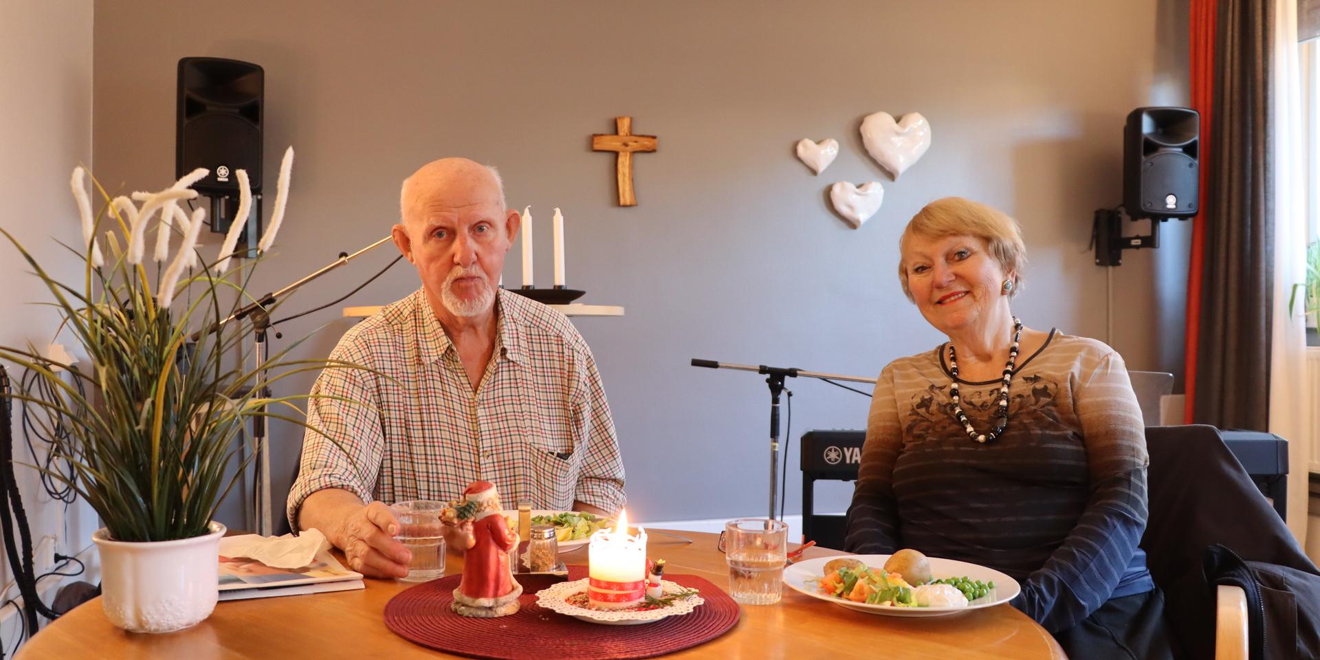 Ture Andersson och Birgitta Uhre har suttit vid samma bord på lunchen vid två tillfällen nu på Kontakten. Innan kände de inte varandra. 