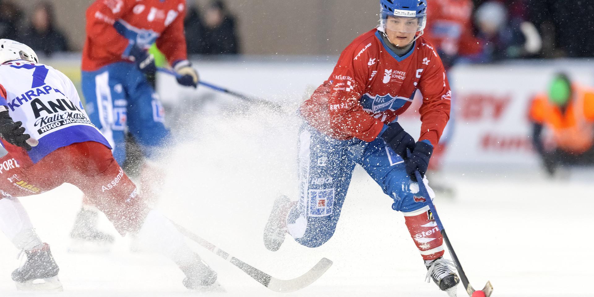 Viktor Uhlin och IFK Kungälv fick åka tur och retur Karlstad i ogjort ärende. Isen i Tingvalla arena höll i en halv halvlek.