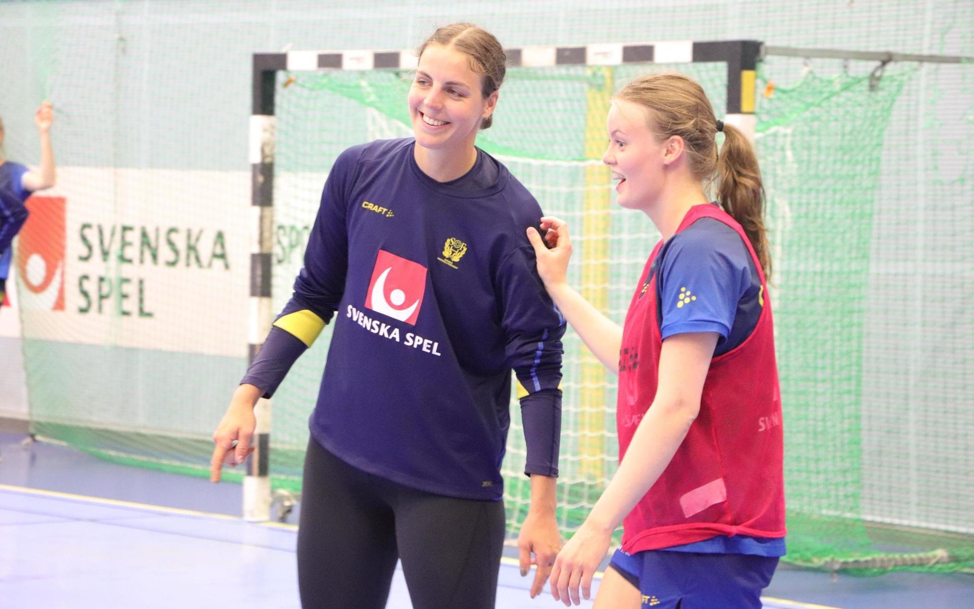 Carin Strömberg och Elin Hansson, båda med Skuru som svenska moderklubb, under träning med landslaget i Mimershallen.