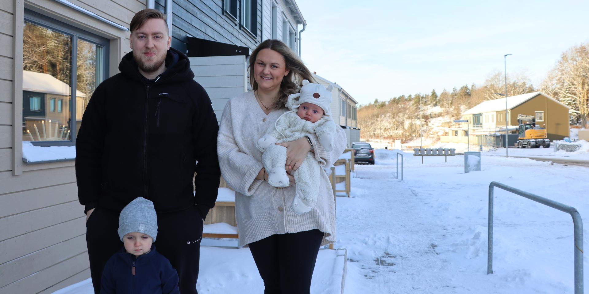 ”Vi känner oss så nöjda”, säger Christian Pettersson och Anna Elebring med barnen Melvin och Leo.