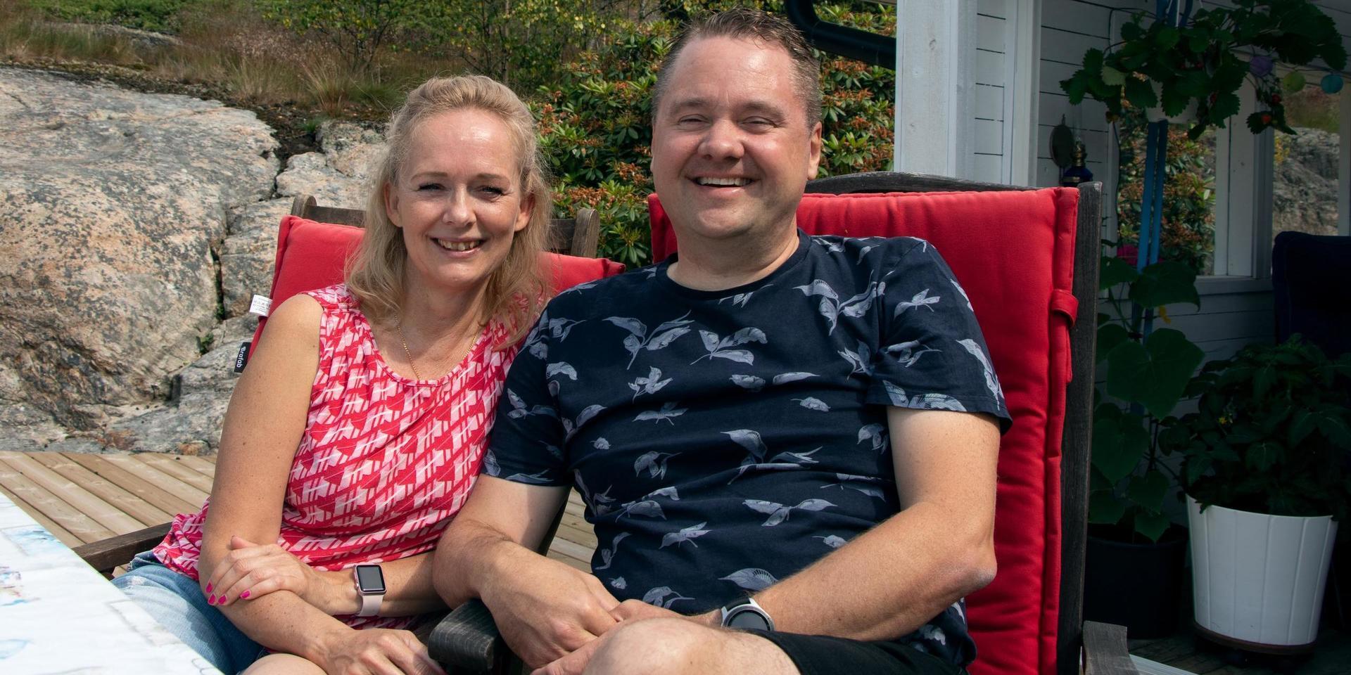 Paret Maria och Peter Siberg hemma på verandan i Kareby. 