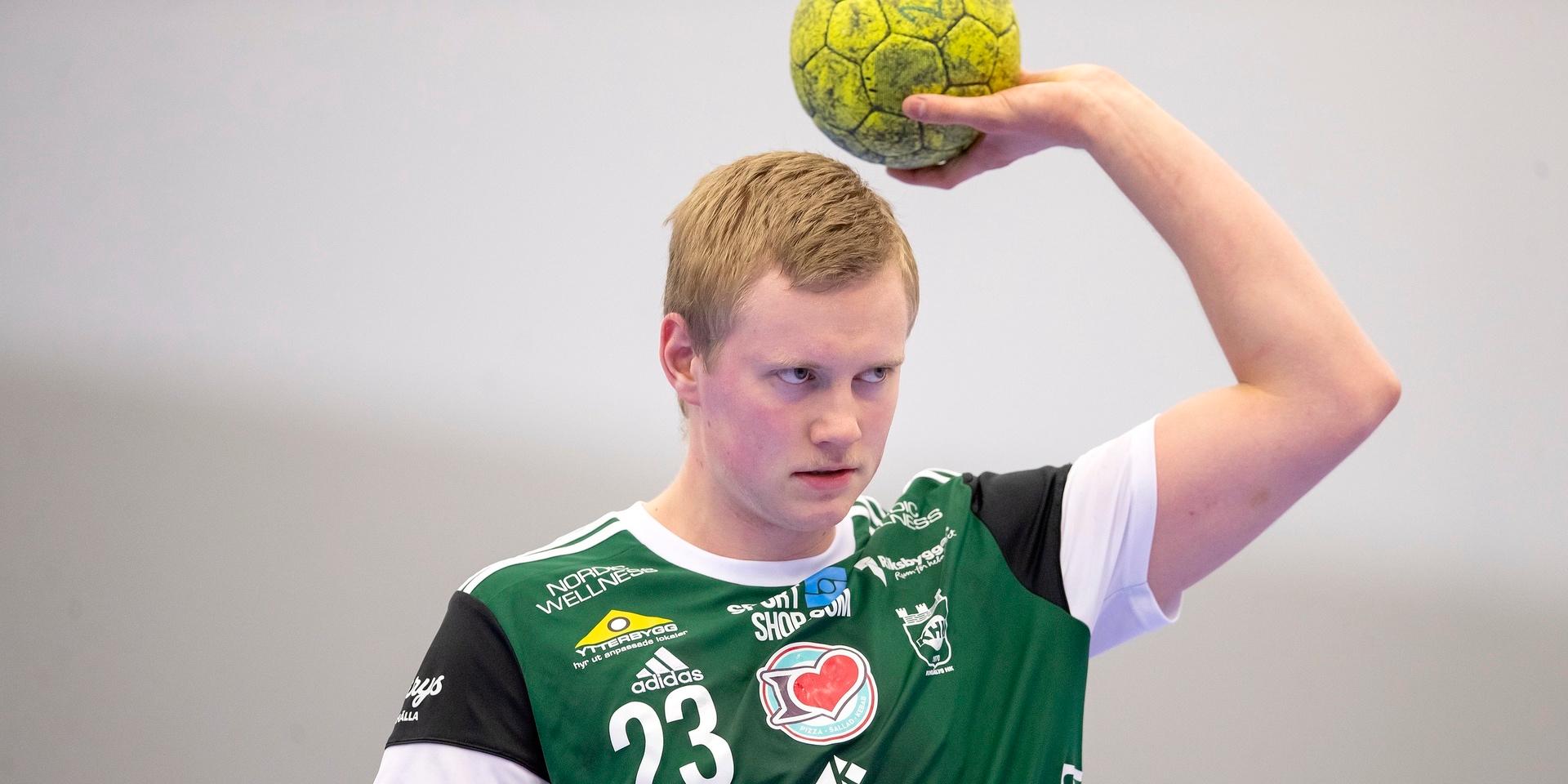 Kungälvs Adam Jöhnsson hade en lyckad lördagseftermiddag och blev bäste målskytt för sitt lag med nio mål när KHK vann mot svenska mästarna Sävehof i Svenska cupen med 29–28.