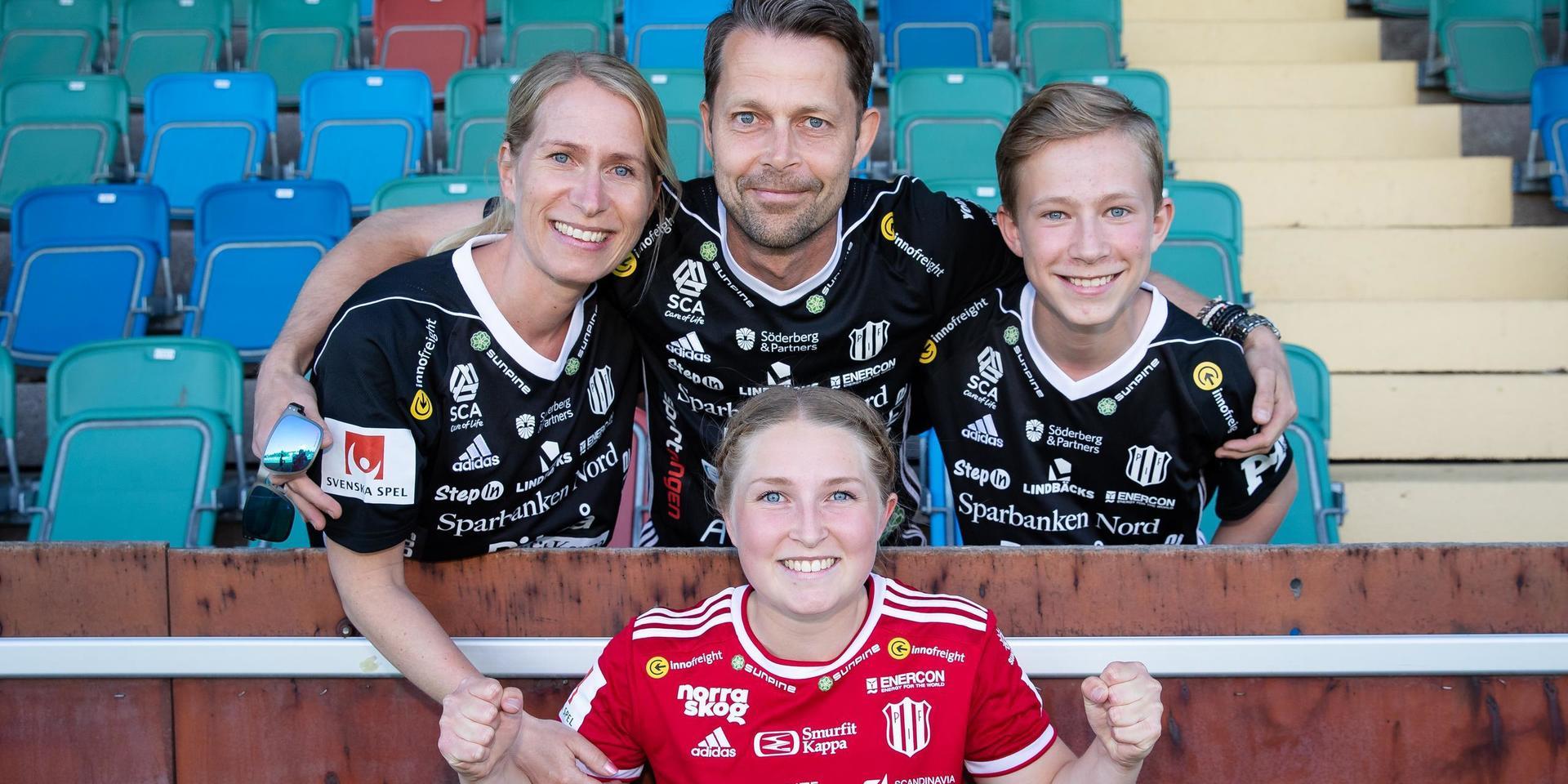 Hanna Andersson med sin mamma Karin, pappa Johan och lillebrodern Hugo efter matchen mellan Häcken och Piteå i söndags.
