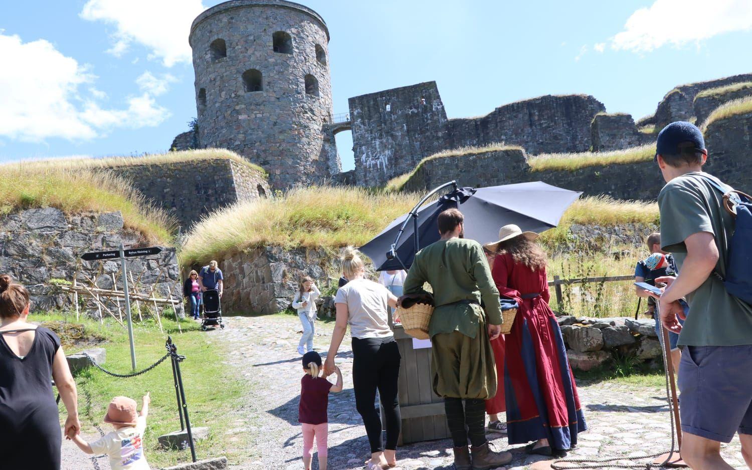 I somras anordnades en historisk marknad på Bohus fästning, ett av många event där som drar besökare.