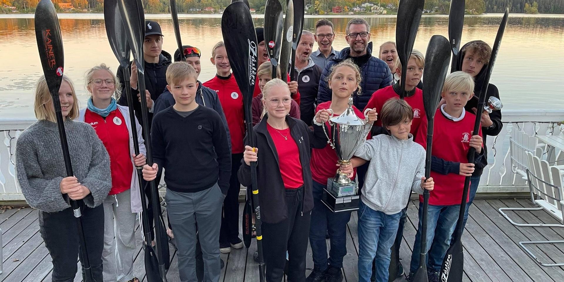 Kungälvs kanotklubbs trupp vid säsongsfinalen i Katrineholm. Nu kan de titulera sig bsäta ungdomsklubb 2021.