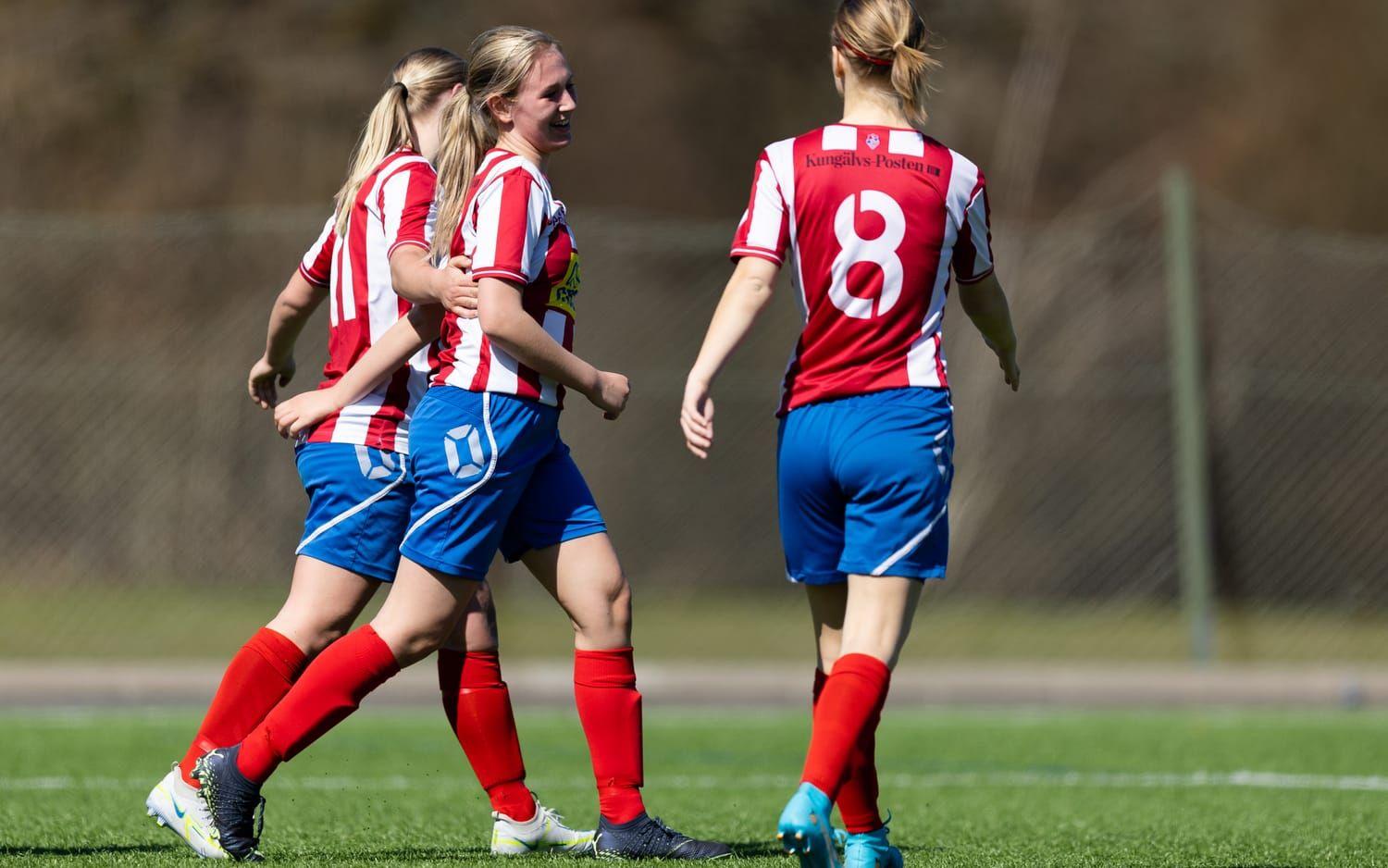 Tilda Persson, Sofia Åkerström och Isabell Åkerberg jublar i Ytterby, men bara tillfälligt. Ytterby förlorade mot Sävedalen med 2–5.