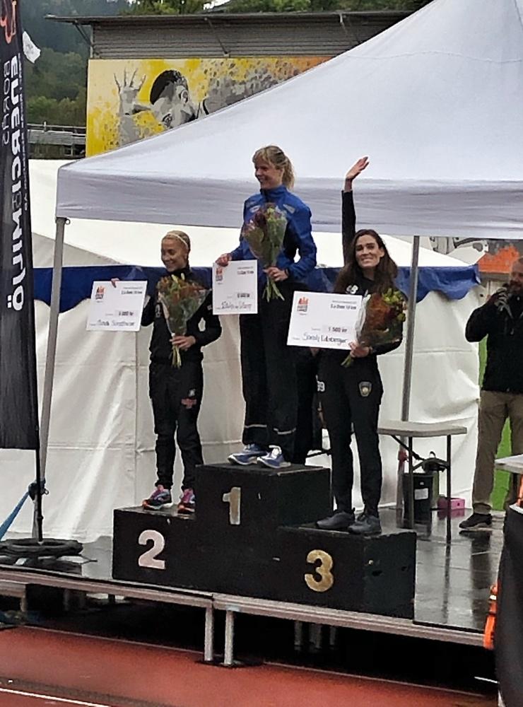 Vinnaren Liduina van Sitteren på pallen med Michelle Schnellbacher och Sarah Edsberger efter Kretsloppet i Borås.