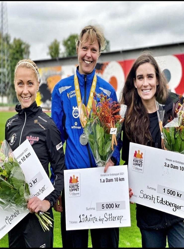 Vinnaren Liduina van Sitteren med Michelle Schnellbacher och Sarah Edsberger efter Kretsloppet i Borås.
