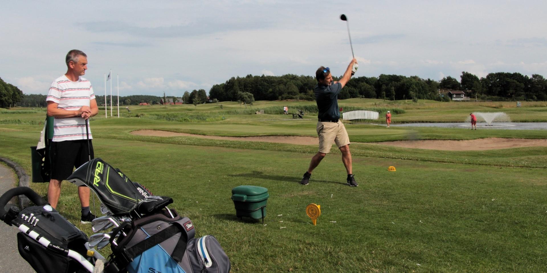 Flera medlemmar i Kungälv Kode Golfklubb har spelat länge. De sociala delarna är viktiga faktorer menar flera av dem. På bild Michael Pedersen och Erik Enström. 