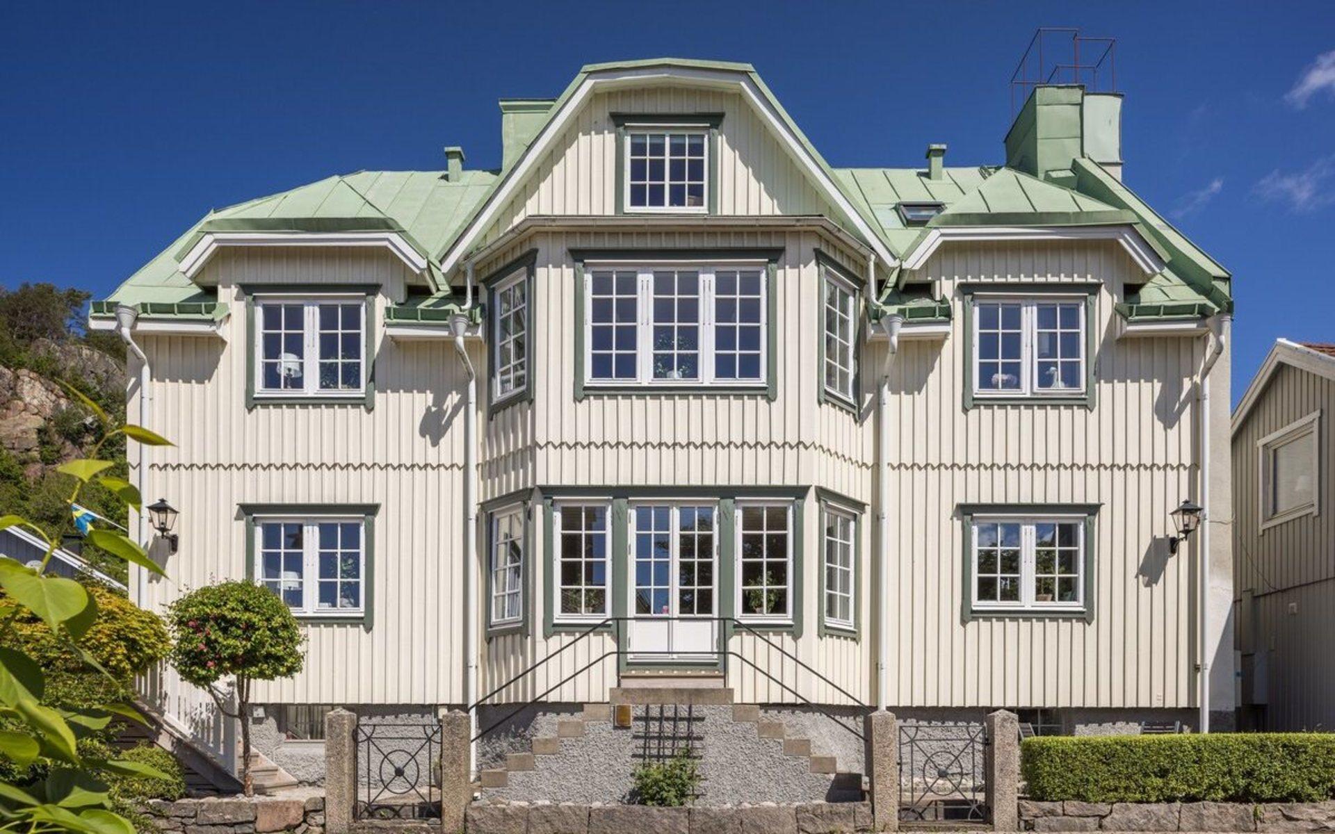1909 stod villan på Östra Gatan i Kungälv färdig. Nu är den totalrenoverad och till salu.