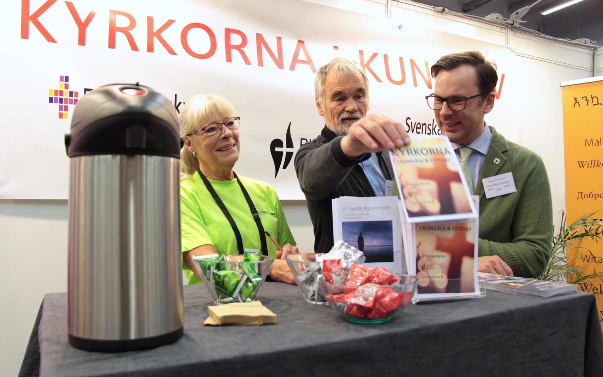 Lena Lipkin, Tord Nordblom och Fredrik Schandorff i Kontaktens monter. 