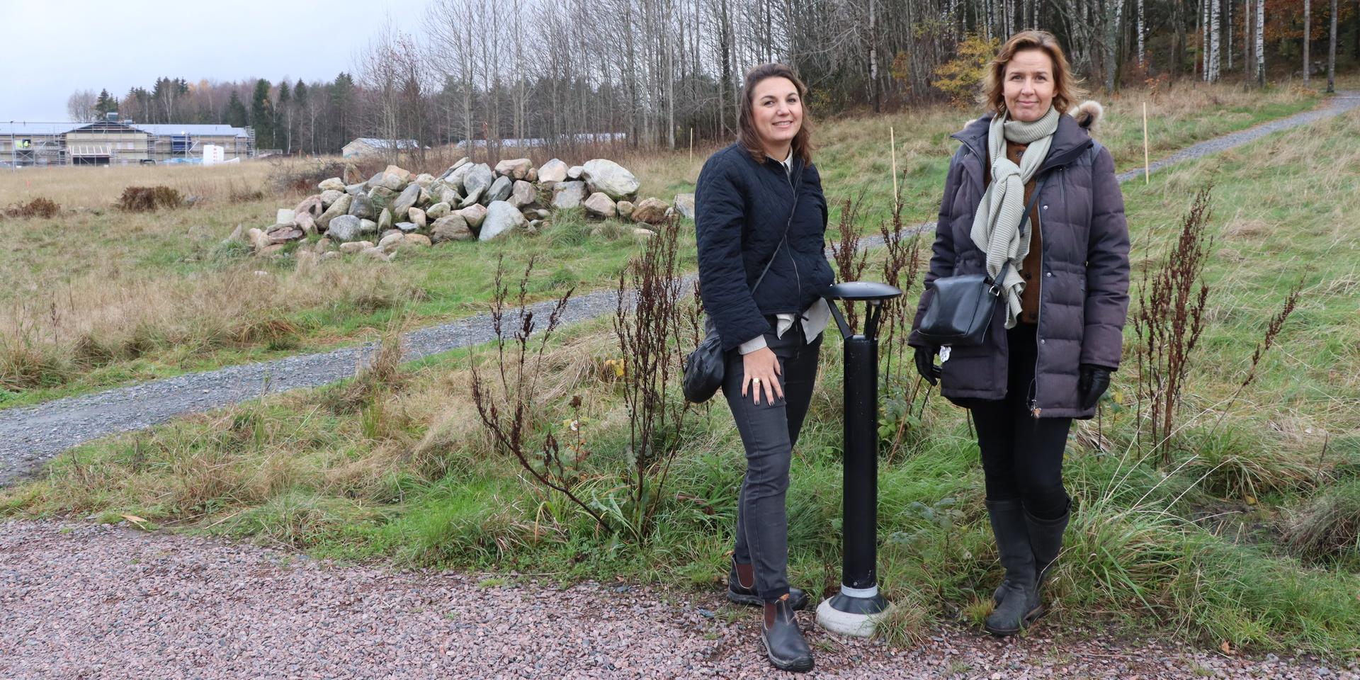”Det här kommer att bli så fint”, säger Hanna Bäck och Maria Alander. I bakgrunden den nya förskolan som byggs i Nordtag.