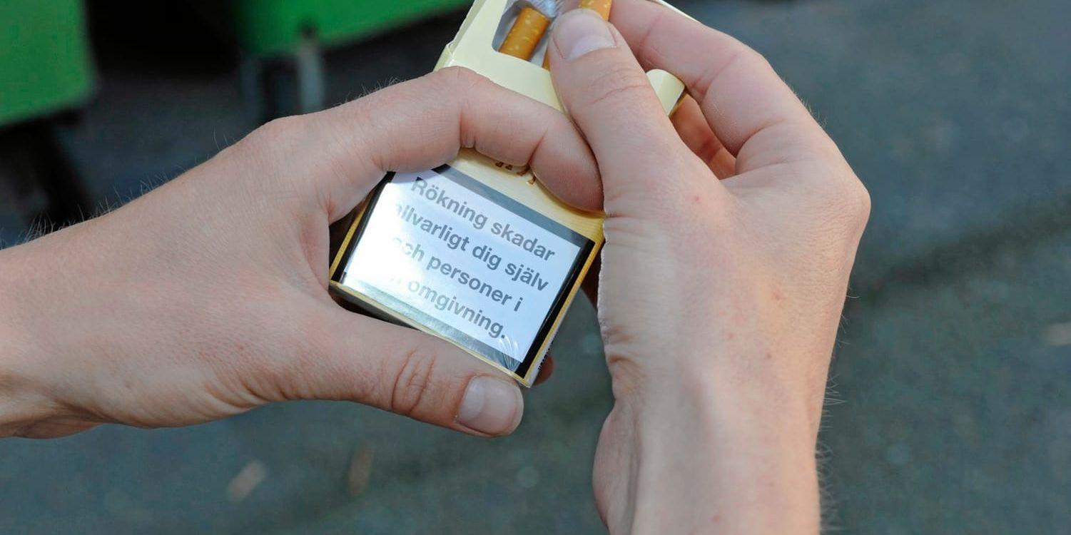 Rökning är förbjudet på skolgårdar sedan 1994 – men trots det förekommer rökning på många skolor. Foto: Arkivbild
