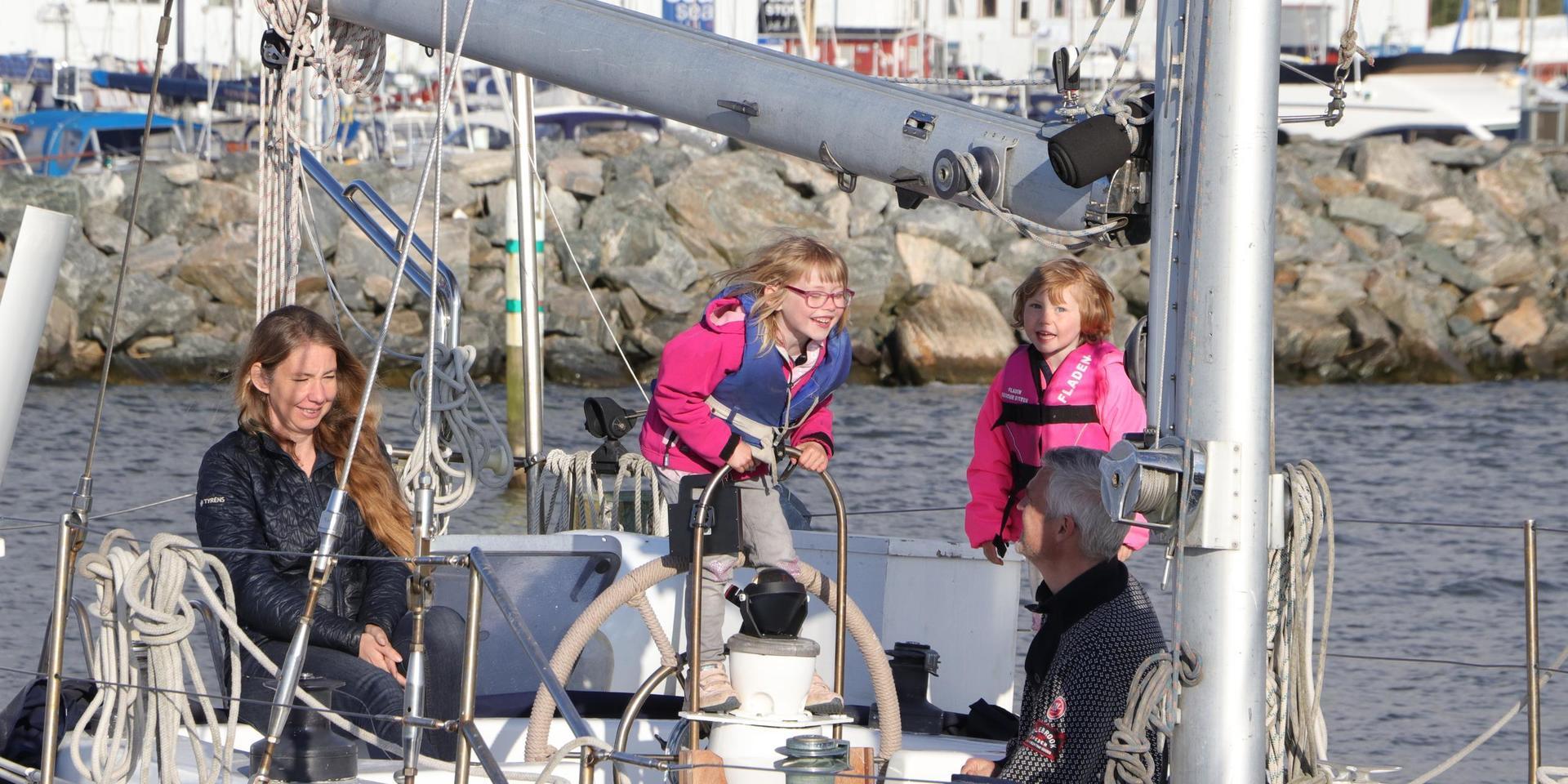 Maria och Mark Lagerström delar lika på ansvaret som skeppare. Maria är dock den som sköter tilläggningen i alla hamnar medan Mark får hoppa i land.